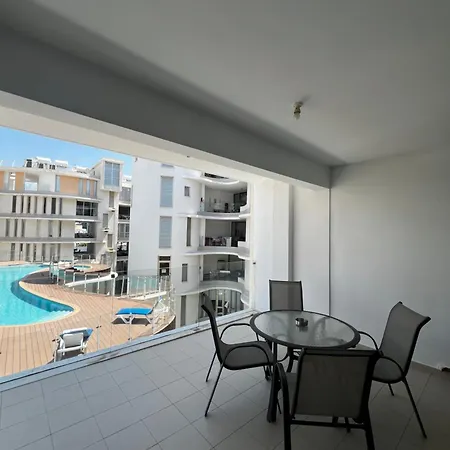 Pool View Flat In Centre *
