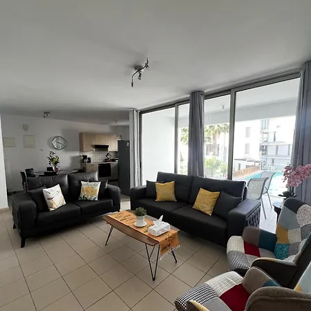 Pool View Flat In Centre Apartment *
