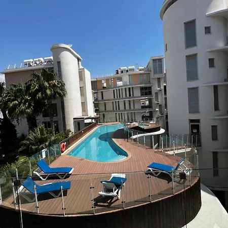 Pool View Flat In Centre Apartament Larnaca